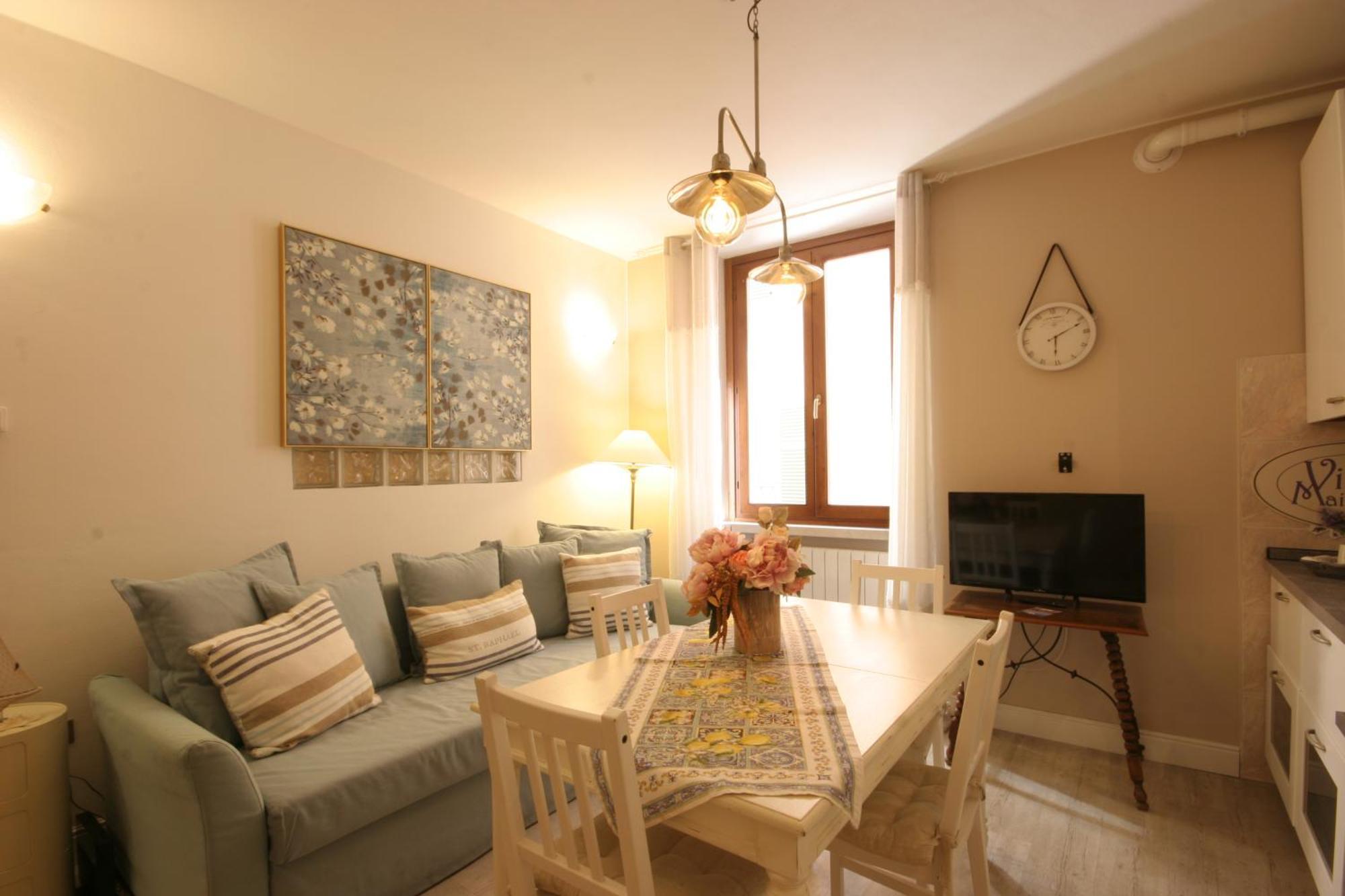 Apartamento Violetta Maison, Elegante E Romantica A Salo' Exterior foto